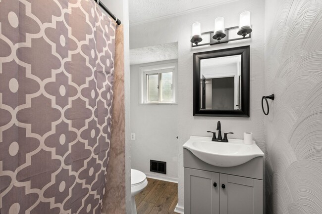 Foto del edificio - Gorgeous 3 Bedroom in Troy Hill available June 1!