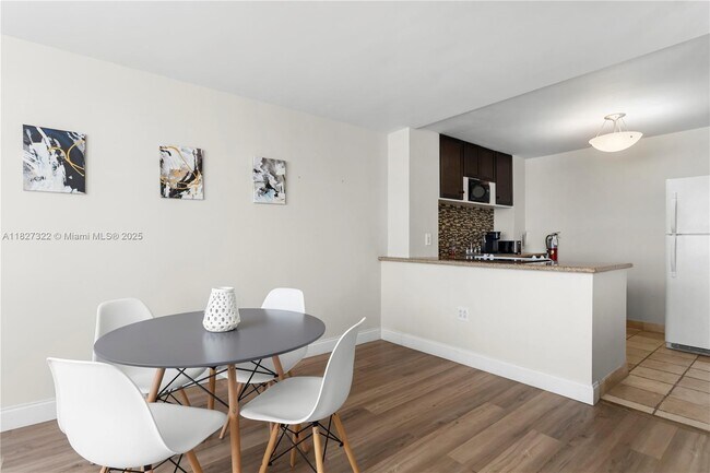 Foto del edificio - 9440 W Bay Harbor Dr