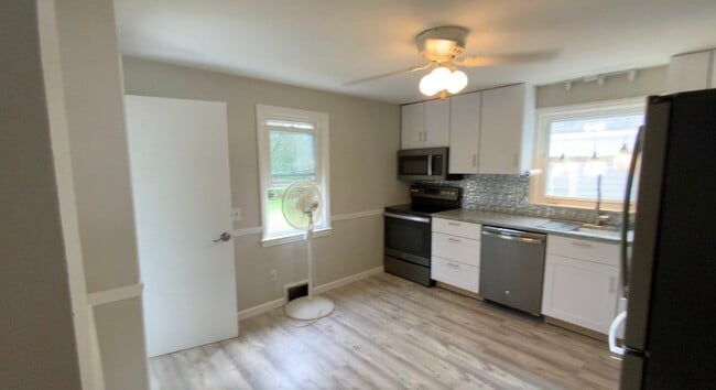 Foto del edificio - 73 Kenway Dr