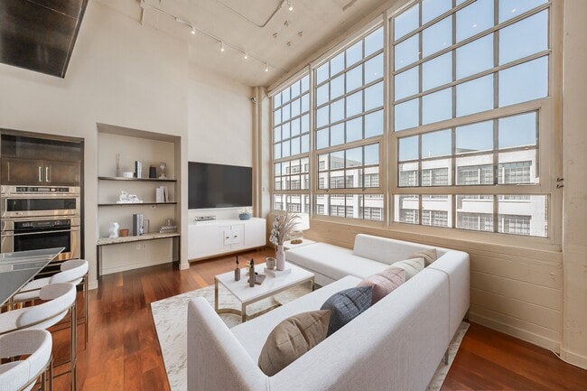 Building Photo - 2600 W 7th St