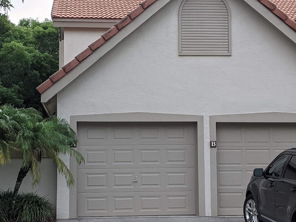 Foto principal - 5760 Coach House Cir