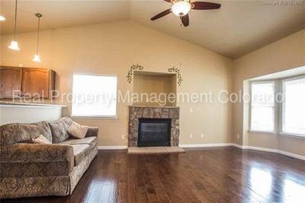 Foto del edificio - Stunning 4 Bedroom ranch style home