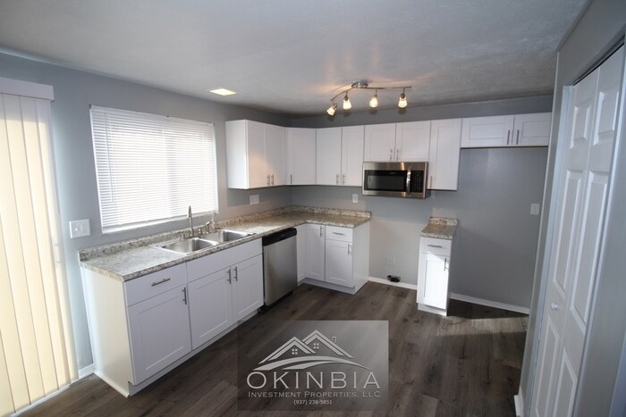 Primary Photo - Beautifully renovated 3 bedroom 1.5 townhouse