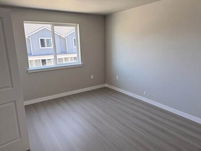 Building Photo - 2673-2687 S Cloverleaf Loop