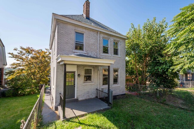 Building Photo - 4 BEDROOM BEAUTY IN PITTSBURGH AVAILABLE N...
