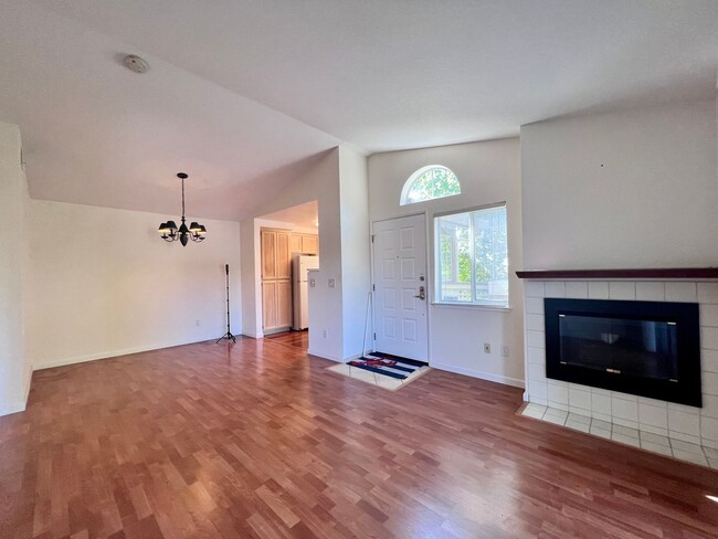 Building Photo - Spacious sun filled 2 bedroom with Washer/...