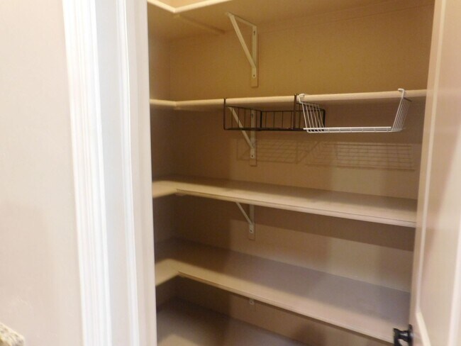 Building Photo - Beautiful 3 bedroom to bath house in the S...