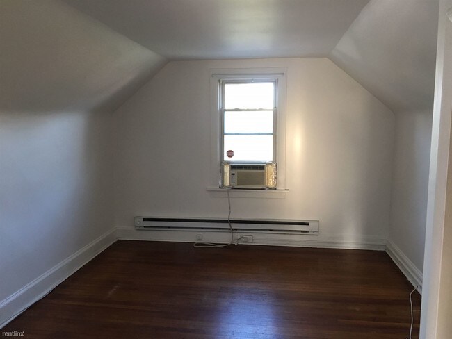 Building Photo - 2 br, 1 bath Triplex - 6 Putnam Ave