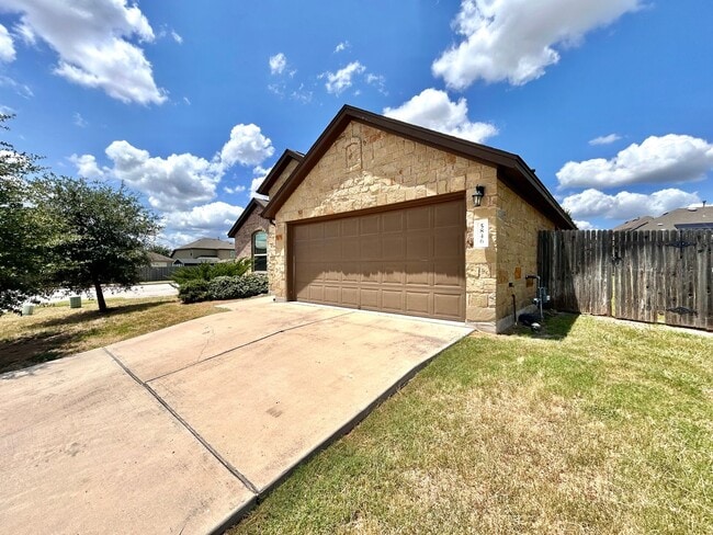 Building Photo - Charming 4BR/2BA One-Level Home with Moder...