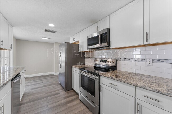 Foto del edificio - 6121 N Falkenburg Rd