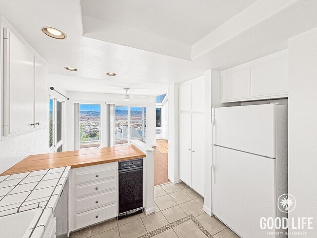 Foto del edificio - Hilltop Retreat with Ocean Breezes, natural light, and panoramic views
