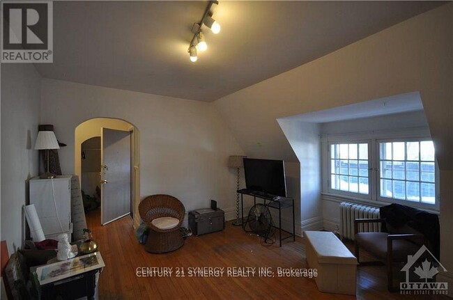 Building Photo - 458 MacLaren St