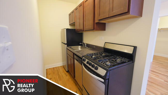 Building Photo - 818 W Diversey Pky