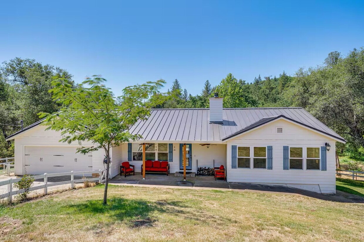 Primary Photo - Beautiful 4-bedroom home situated on a pri...
