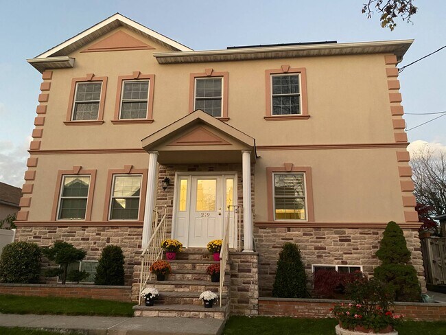 Building Photo - 219 Alter Ave