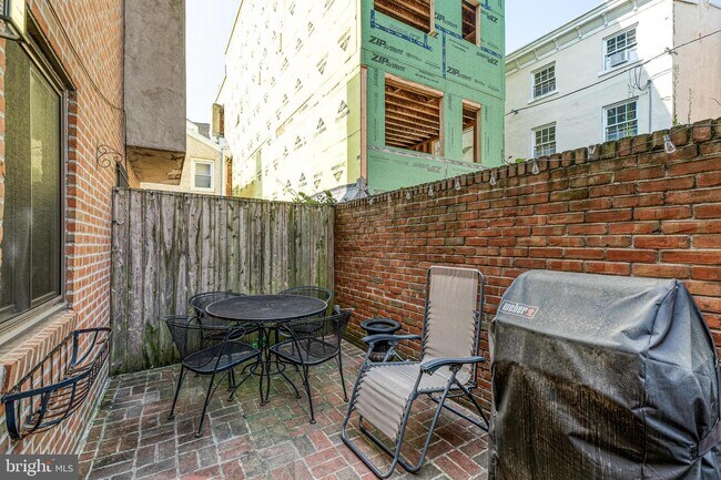 Building Photo - 842 S American St