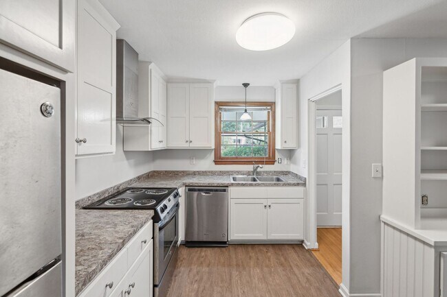Building Photo - Spacious Single Family Home with Fenced Yard