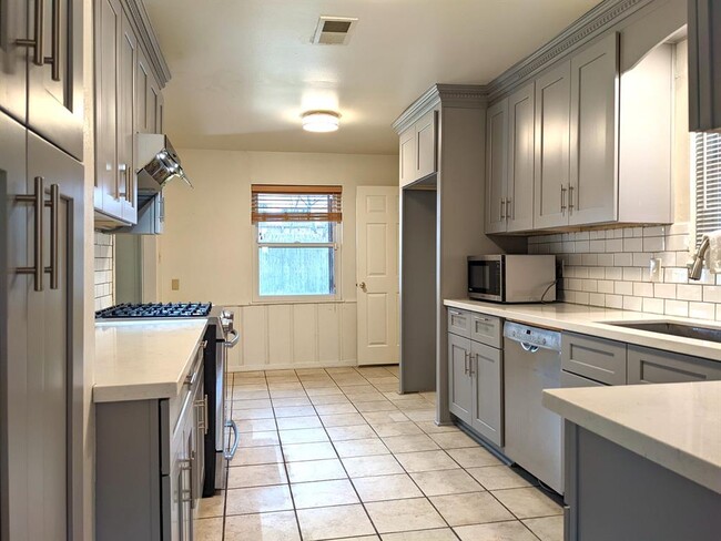 Building Photo - 3101 Linkwood Dr