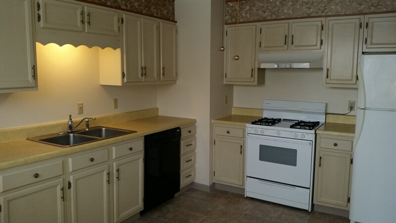 Large eat in kitchen - angle 1 - 1910 Windsor Rd