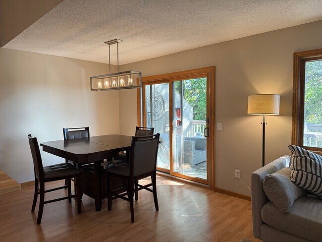 Foto del edificio - Two Bedroom Townhouse W/ Views Of Rice Lak...