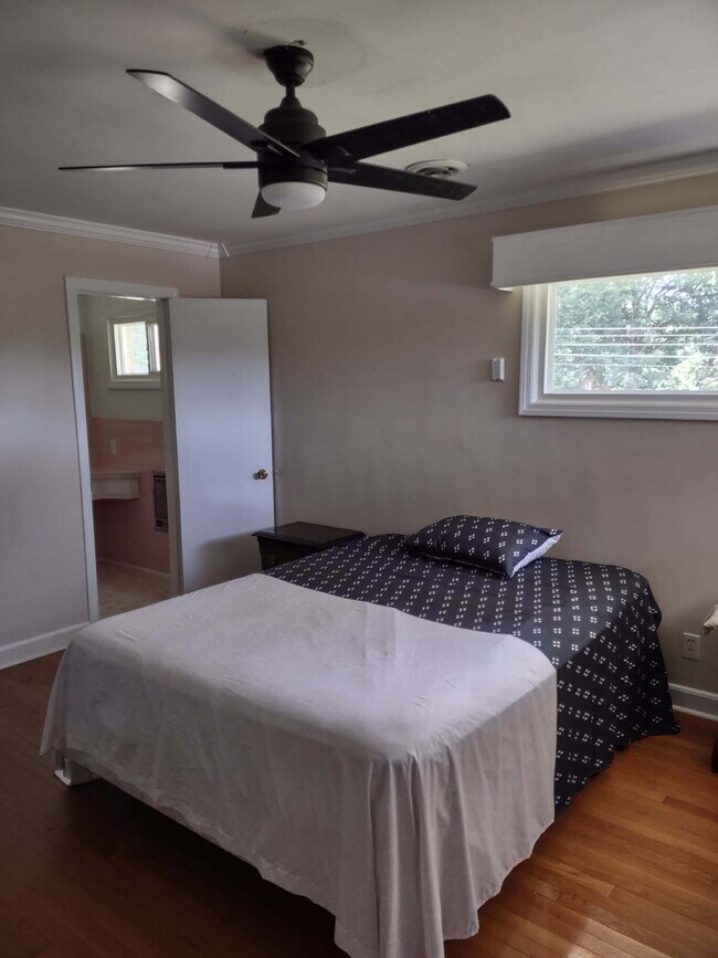 Foto del edificio - Furnished Charming 1-Bedroom with Private On-Suite Bathroom in Pfafftown!