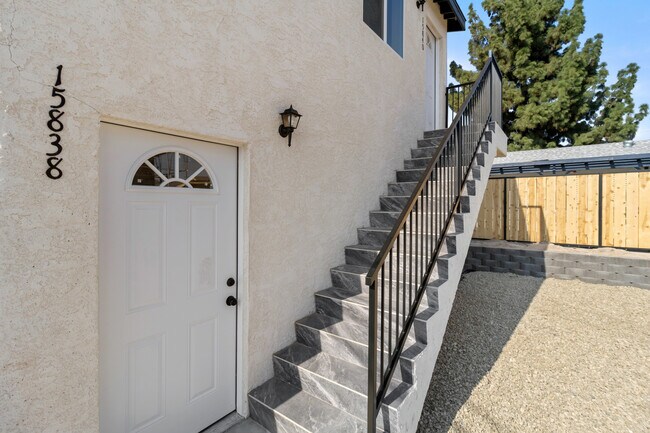 Foto del edificio - 15838 Chatsworth St