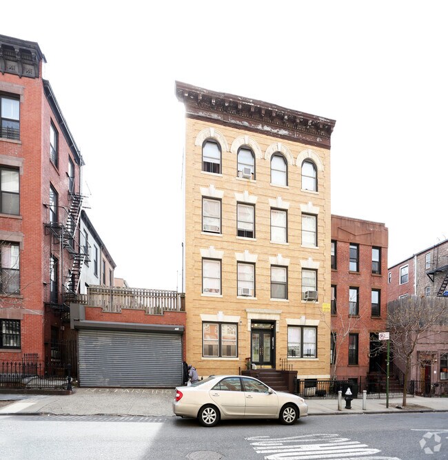 Building Photo - 637 Henry St