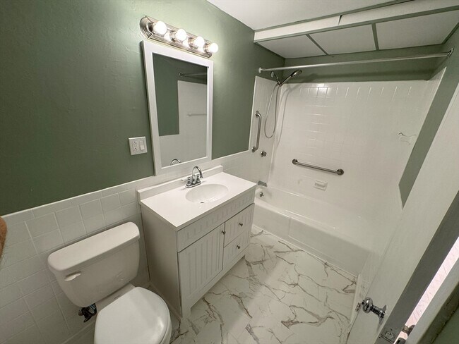 Foto del edificio - 1321 Worcester Rd