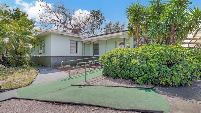 Building Photo - 290 NW 188th Street Unit 2