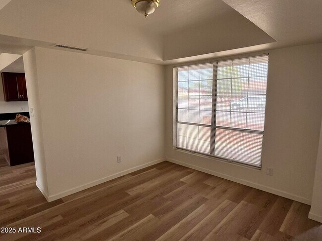 Foto del edificio - 7740 W Flower St