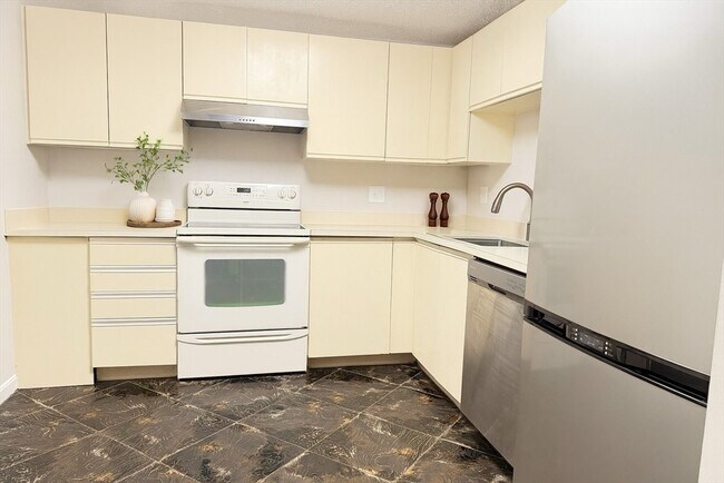 Building Photo - 8 9th St