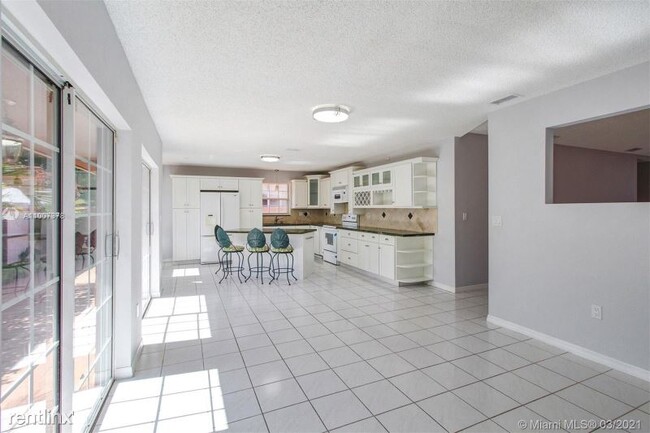 Building Photo - 3 br, 2 bath House - 10410 SW 22nd St # 10410
