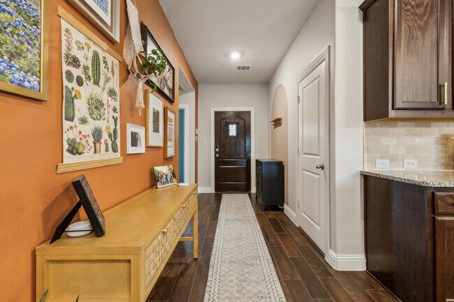 Building Photo - 4018 Woodford Dr