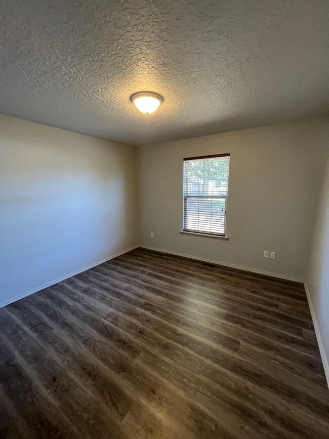 Building Photo - Nice 3 Bedroom 2 Bathroom Single Family Ho...