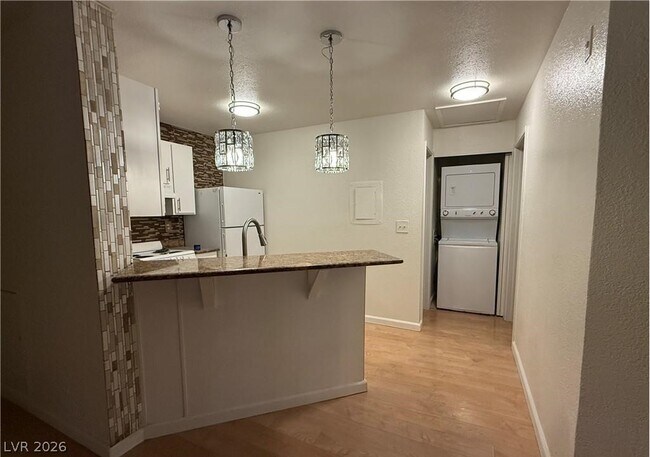 Building Photo - 460 Elm Dr