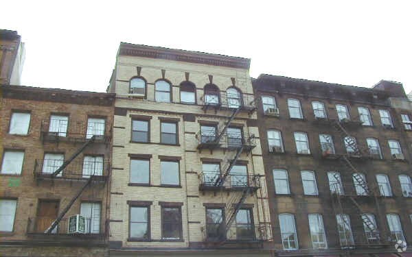 Exterior s - 321 Greenwich St