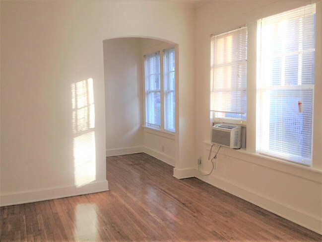 Foto del edificio - 674 Somerset Terrace NE