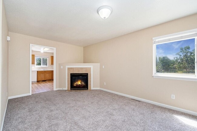 Building Photo - 698 Eagle Dr