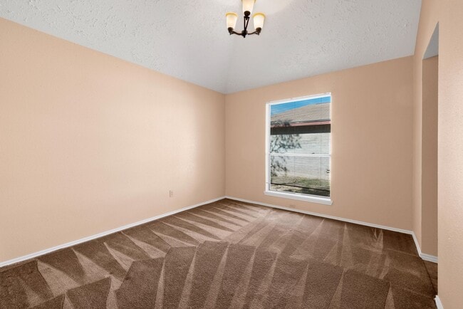 Building Photo - NW home available for asap move in!