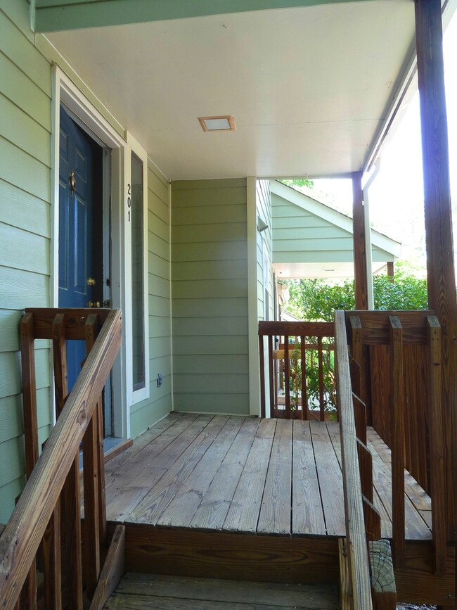 Building Photo - Nice 2br townhome in quiet neighborhood, r...