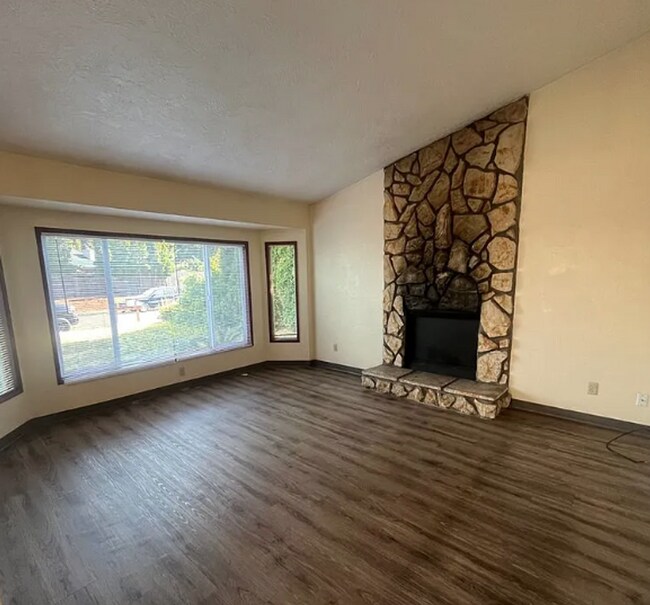 Foto del edificio - Spacious 3 Bedroom Home with Fenced Yard & Oversized Garage in Eugene