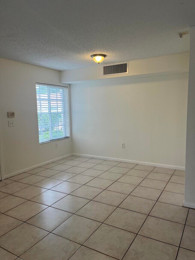 Foto del edificio - 1733 Village Blvd
