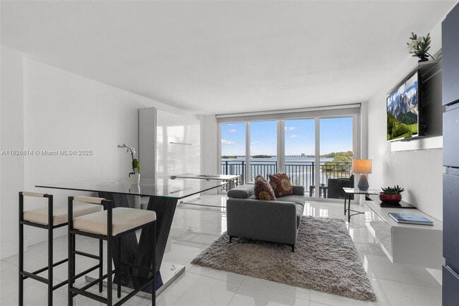 Foto del edificio - 770 NE 69th St