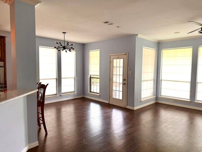 Sala de estar principal con rincón para desayunar - 2489 Yuma Dr