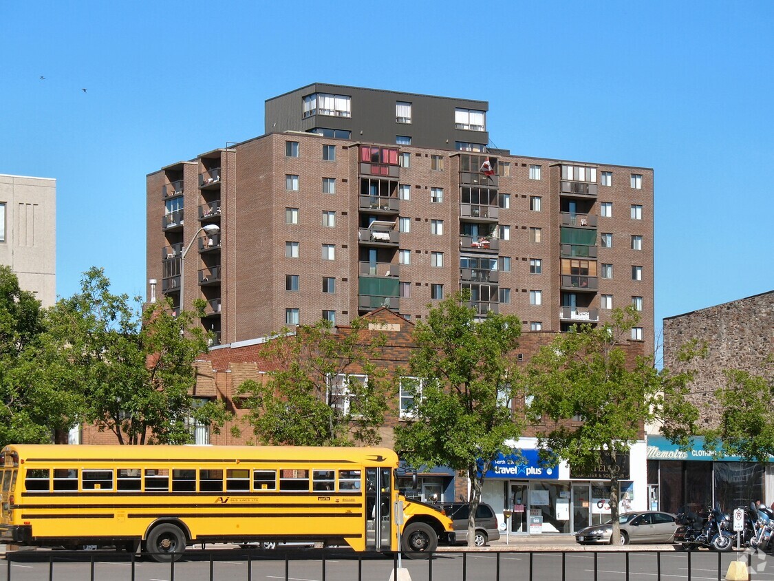 Vue sur l’est de Dennis Street - Campbell Place Apartments