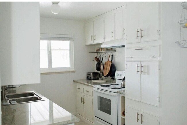 Foto del edificio - Great 4 bedroom, 2 bath home on large corn...