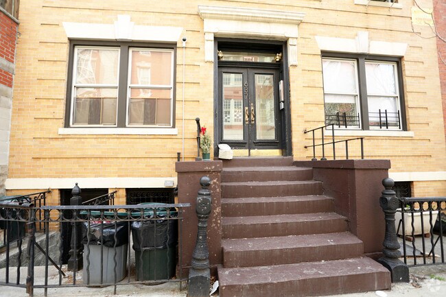 Building Photo - 637 Henry St