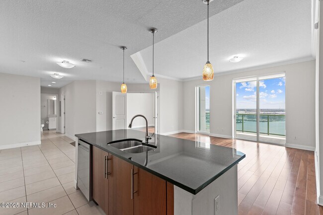 Foto del edificio - 1431 Riverplace Blvd