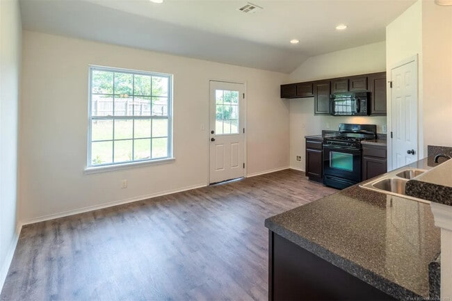 Building Photo - 2708 W Fredericksburg St