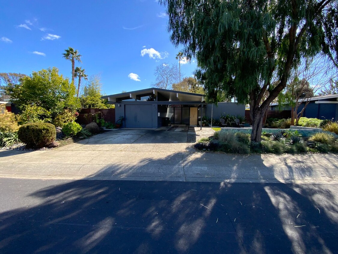 Primary Photo - 4-bedroom Modernized Eichler, Available No...